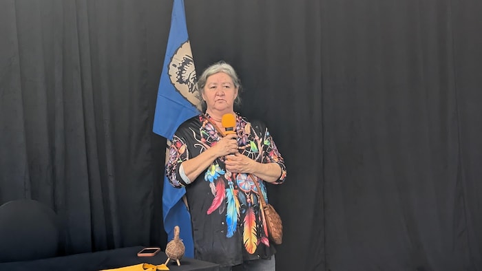 Une femme parle dans un microphone.