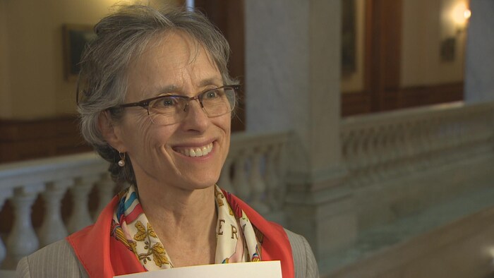 Diane Saxe répond au micro de Radio-Canada à l'intérieur du bâtiment de l'Assemblée législative de l'Ontario.