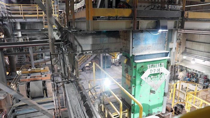 Une plaque de métal découpée pour indiquer «Welcome to DDMI Process Plant» est apposée sur le mur à l'intérieur de l'usine, en août 2024.