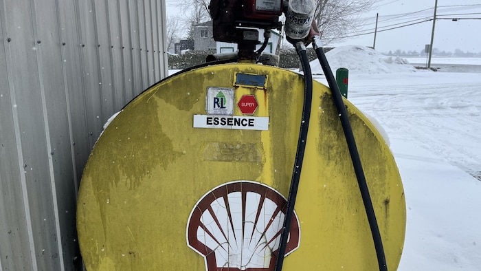 Un réservoir à essence sur une ferme.