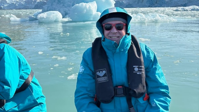 Dmitri Kondrashov sur un bateau pneumatique lors d'un voyage sur l'océan Arctique.