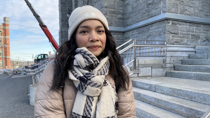 Dina Luz Moreno devant la basilique-cathédrale Saint-Michel.