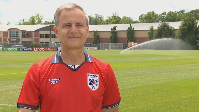 Dino Biffis devant un terrain de soccer.
