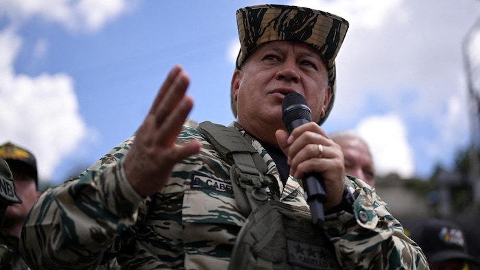 Diosdado Cabello lors d'un exercice organisé par l'armée vénézuélienne pour entraîner des citoyens à manipuler des armes, le 20 septembre 2025.