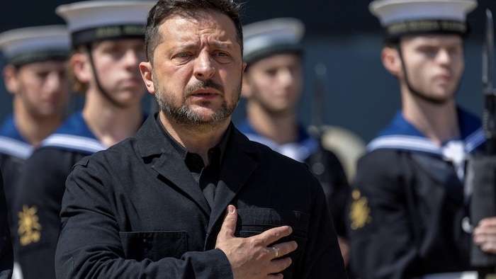 Volodymyr Zelensky, la main sur le coeur, lors d'une cérémonie à Portsmouth, en Angleterre.
