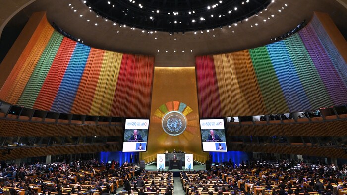 Image de la grande salle lors de l'allocution du secrétaire général des Nations unies, Antonio Guterres, lors de la session d'ouverture du deuxième sommet sur les Objectifs de développement durable (ODD), le 18 septembre 2023.
