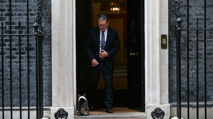 Keir Starmer et Larry le chat, devant le 10 Downing Street.
