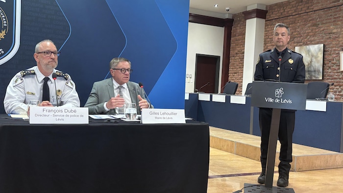 Gilles Lehouillier et François Dubé donnent une conférence de presse conjointe.