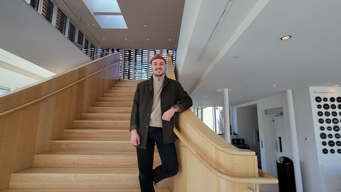 Mavric Floquet debout sur des escaliers. 