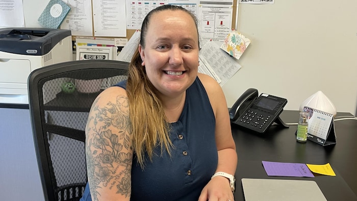La directrice adjointe de l'école Chénier à Anjou, Josiane Fugère, sourit à la caméra assise à son bureau. 