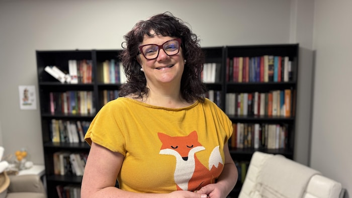 Chantal Lessard debout dans son bureau pour la photo.