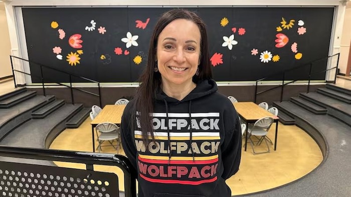 La directrice de l'École General Wolfe, Susan Darazsi, debout dans un forum à l'intérieur du lycée.