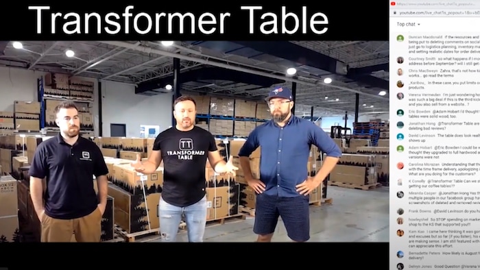 Trois dirigeants de Transformer Table, dans leur entrepôt, s'expriment à la caméra. À droite, on peut lire les questions et commentaires des contributeurs insatisfaits.