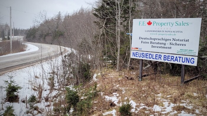 Une affiche de l'entreprise près d'une route.