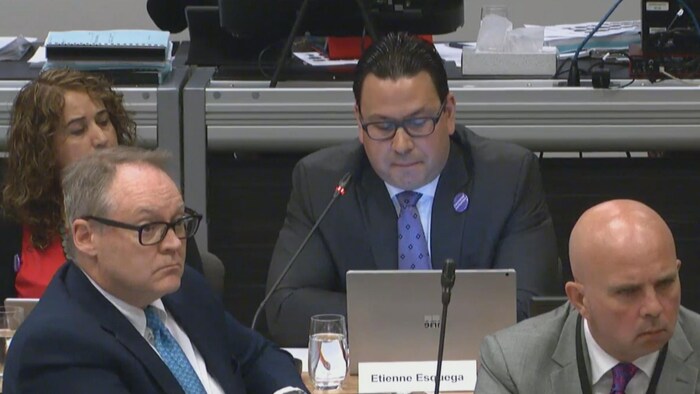 On voit Etienne Esquega, l'un des rares membres autochtones au sein du conseil d'administration du Barreau de l'Ontario.