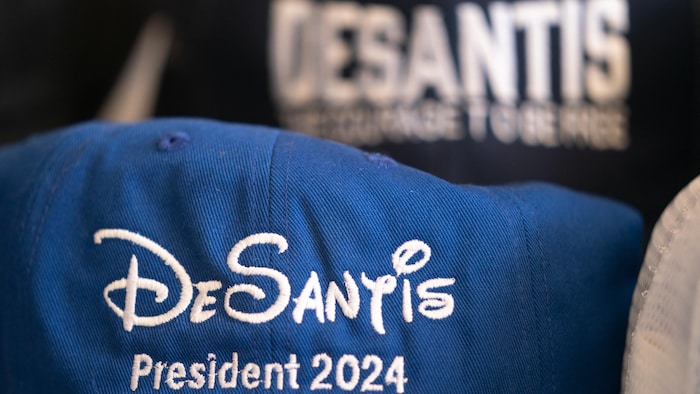 Une casquette pro-DeSantis avec la même police de caractère que Disney.