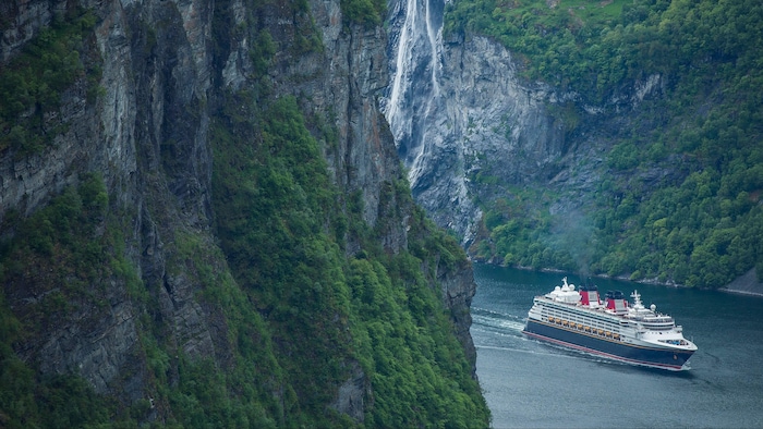 Un navire de croisière dans le fjord Geiranger, en Norvège.