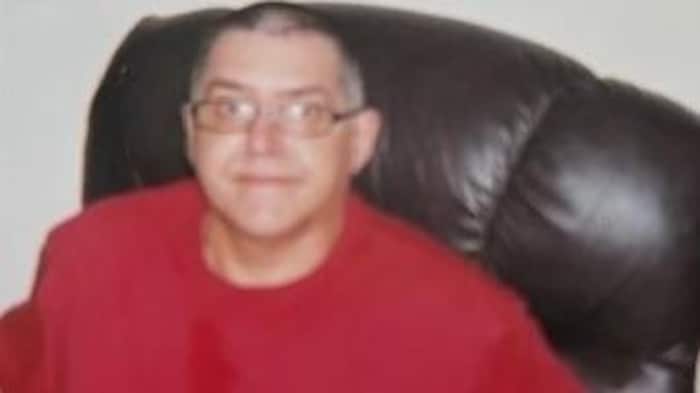 Aubert Paradis porte un chandail rouge sur la photo fournie par la SQ.