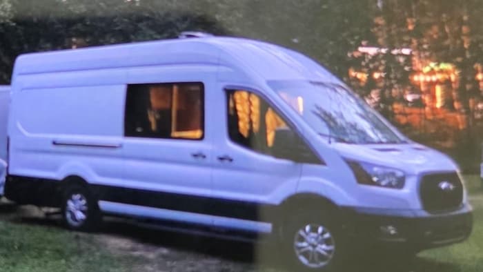 Véhicule de marque Ford, modèle Transit, année 2022, immatriculé N46 YDN de couleur blanc.