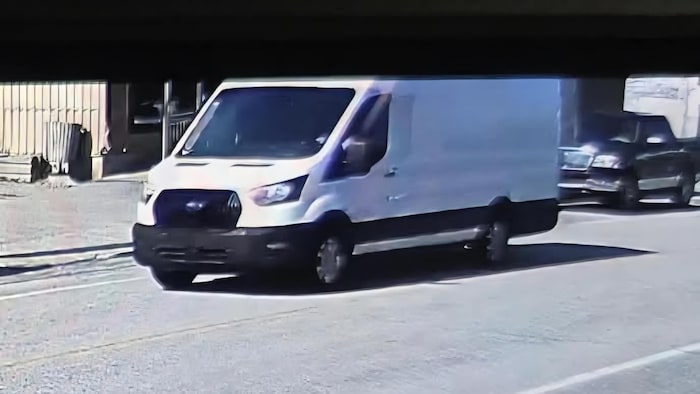 Une camionnette blanche de modèle Ford Transit.