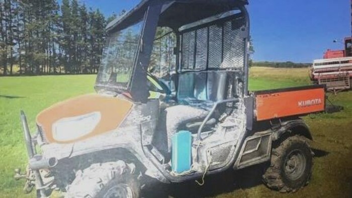 Un véhicule tout-terrain côte à côte dans un champ.