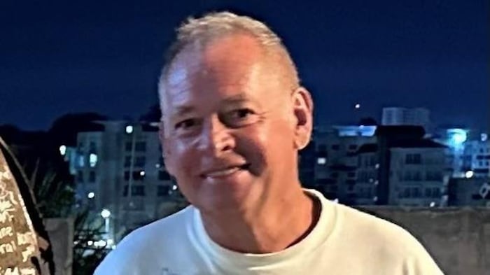 Pierre Desrochers sourit à la caméra. 