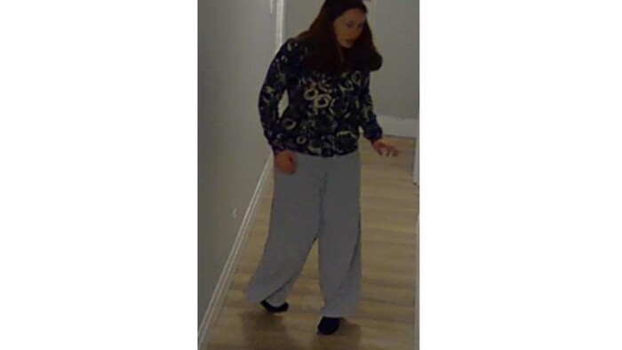 Une photo de Jillianne, dans un couloir.