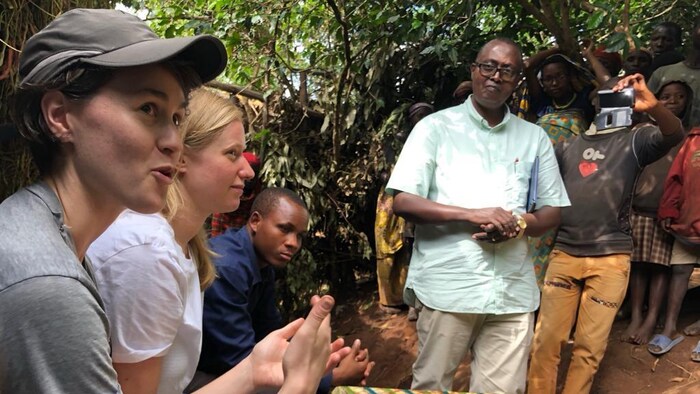 Chrissy Durcak discute avec des familles de producteurs de café au Burundi.