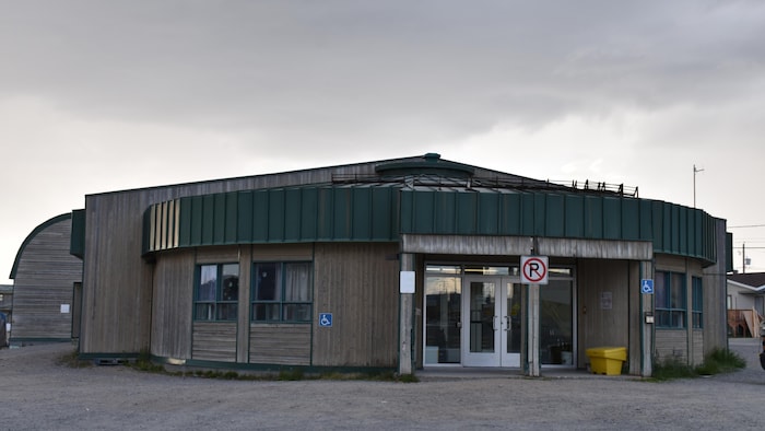 La façade d'un dispensaire.