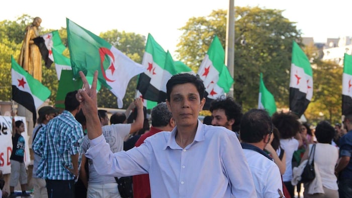 Le dissident syrien Mazen Al-Hamada lors d’une manifestation en France.