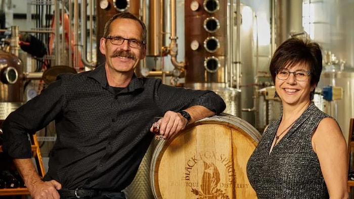 Photo qui montre les deux propriétaires de Black Fox Farm and Distillery.
