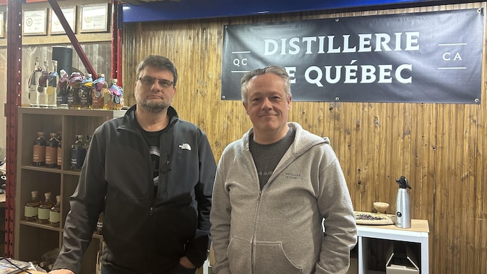 Deux hommes dans une distillerie.