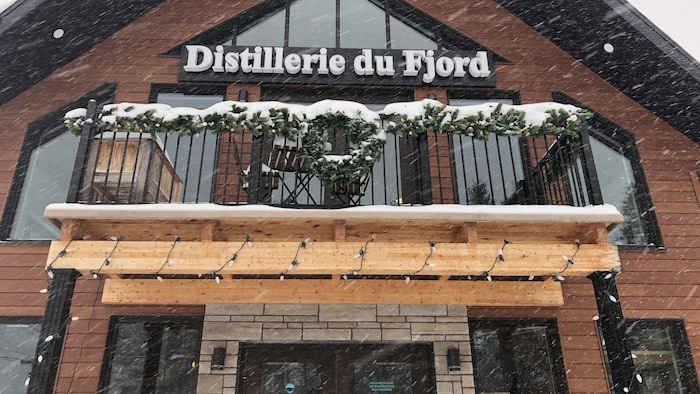 Un édifice avec un balcon sous la neige.