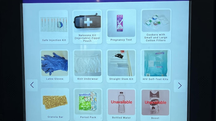 Écran digital du kiosque, présentant divers articles de réduction des risques, dont certains épuisés, comme la trousse de pipes à fumer et les chaussettes.