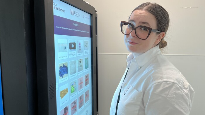 Katarina Lee-Ameduri, directrice de l'éthique à l'Hôpital Saint-Boniface et Réseau Compassion souriante, à côté du kiosque de réduction des méfaits.