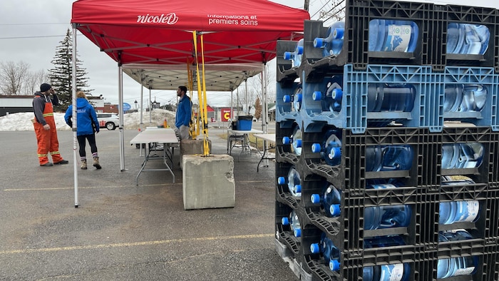 Un kiosque de distribution de contenants d'eau potable. 
