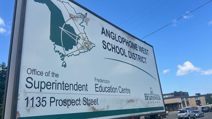 L'enseigne du territory  scolaire devant une école.