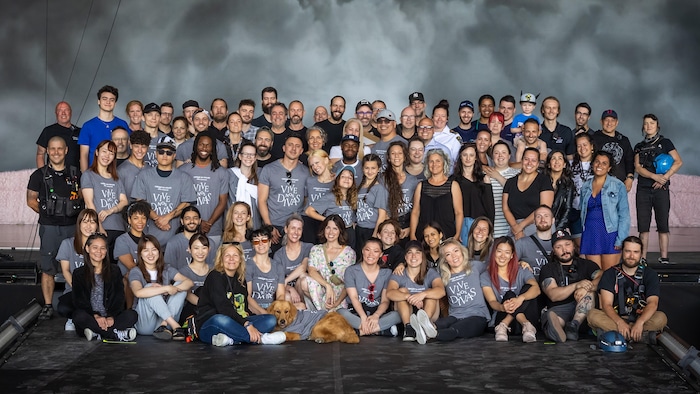 Un groupe de personne pose pour une photo