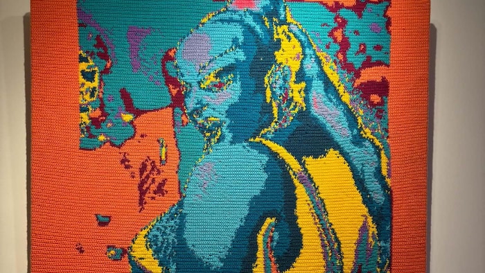 Une tapisserie colorée de la drag-queen Divine.