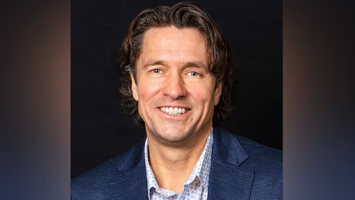 Marlin Adrian, directeur adjoint de la Division scolaire Hanover, sourit.