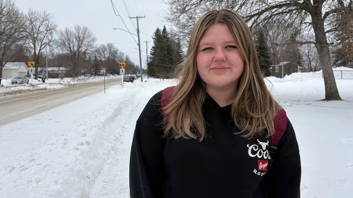 Tylor Lewis, élève de 11e année à l'école secondaire régionale Steinbach sourit.