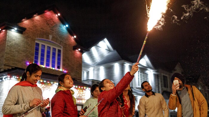 أسرة من أصول هندية تحتفل بعيد ديوالي (عيد الأنوار) في مدينة برامبتون في منطقة تورونتو الكبرى.