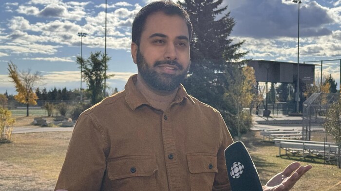 Une personne est interrogée dans un parc.