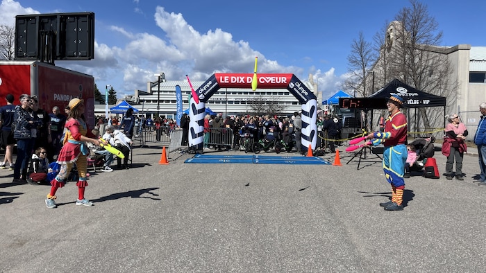 Des jongleurs devant une ligne de départ pour une course.
