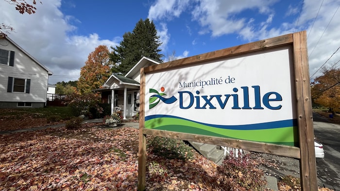 Une affiche de la municipalité de Dixville à l'automne. 