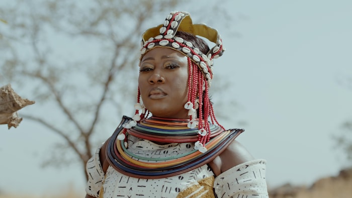 L’artiste Djely Tapa, en costume traditionnel coloré. 