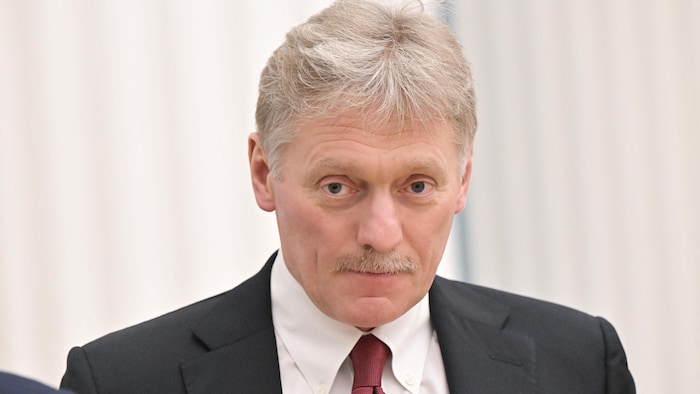 Dmitri Peskov, porte-parole du Kremlin, regardant directement la caméra lors d'une conférence en février. 