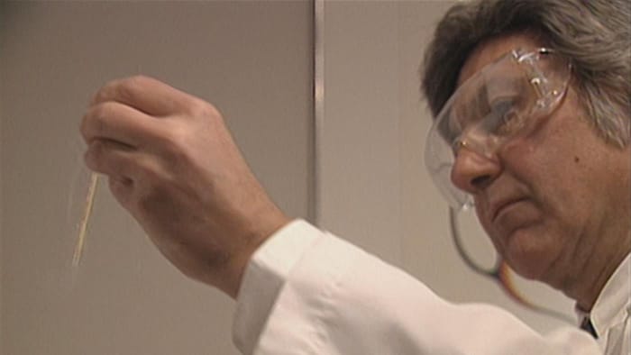 On voit le Dr Bernard Barwin en train de faire des tests de laboratoire à son ancienne clinique de fertilité.