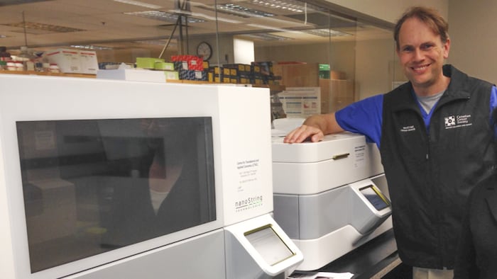 Le Dr Torsten Nielsen près d'une machine dans un laboratoire.
