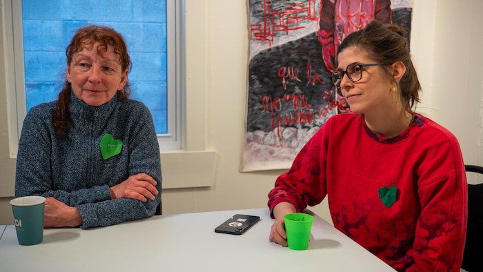 Johanne Alarie et Céline Lafontaine discutent à une table autour d'un café.